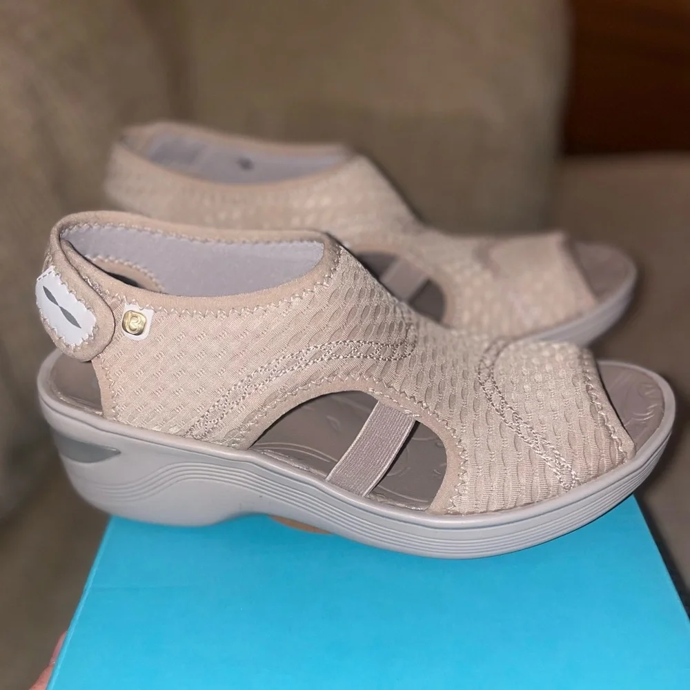 Bzees Dream Light Beige Textured Sandals-New-Size 6 - Picture 2 of 9